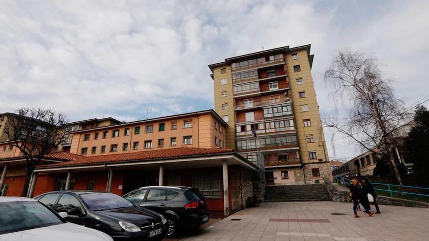 El edificio donde Antonio García vivía con su madre, en la calle Lago Enol.