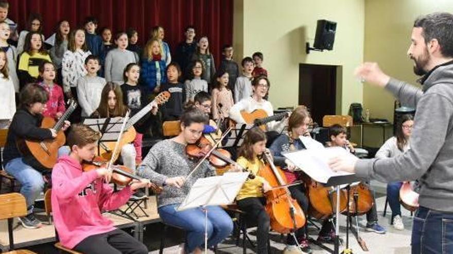 Assaig dels alumnes del cor infantil i dels grups instrumentals.