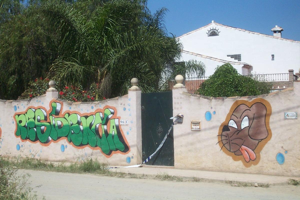 Entrada a la casa de Los Naranjos, en Alhaurín, en la que fue asesinada Lucía Garrido.