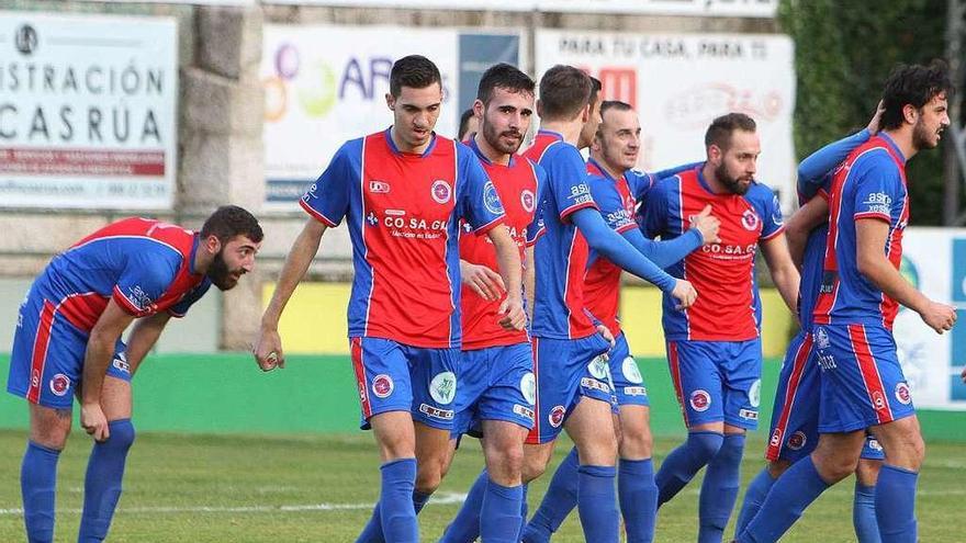 Los jugadores de la UD Ourense, tras marcar un gol esta temporada. // Iñaki Osorio