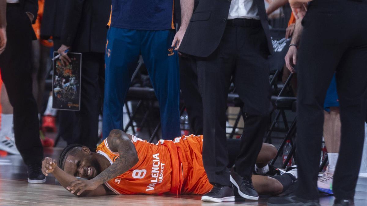 Jean Montero, en el suelo con gestos de dolor tras un golpe en la mano derecha.