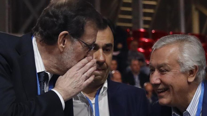 Rajoy conversa con Arenas y Maíllo