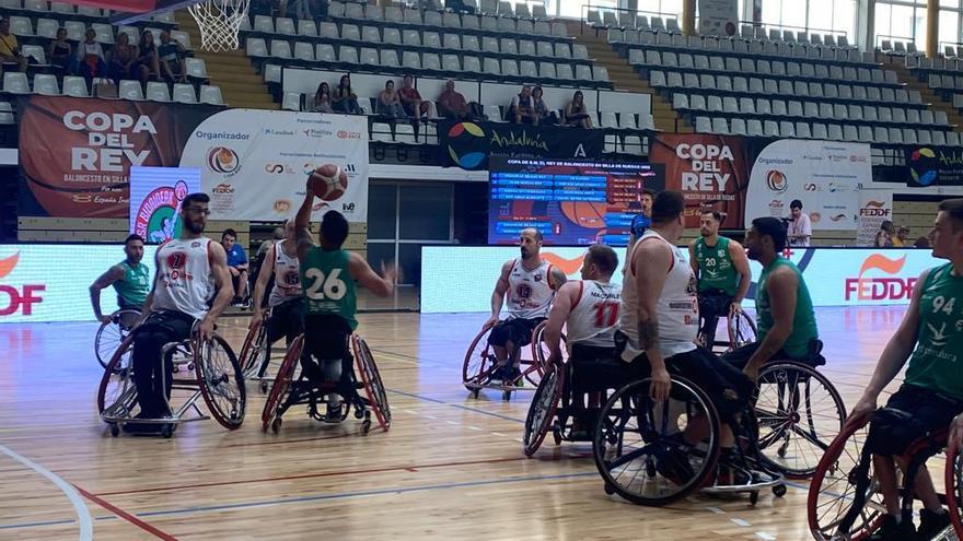 Acción de la semifinal entre el Mideba y el Bilbao.