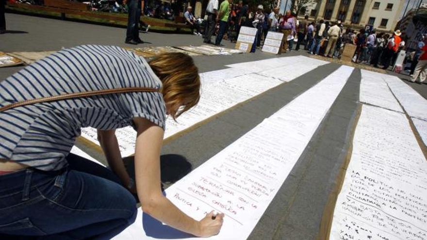 Las protestas de los indignados eclipsan el cierre de la campaña