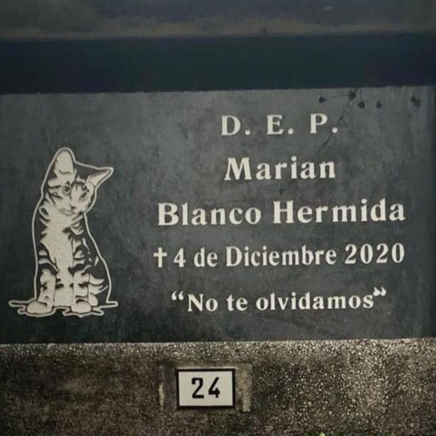 Placa que decora su tumba en el cementerio de Santa Mariña.  // FDV