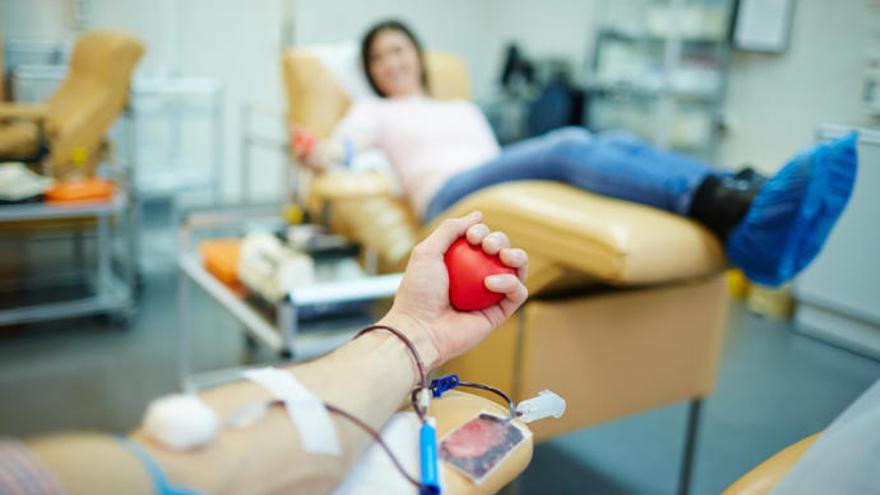 Varios donantes de sangre.