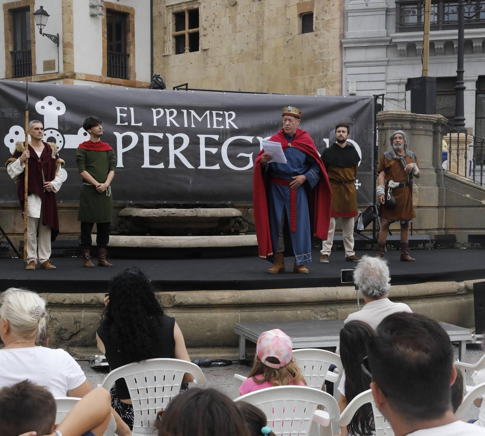 Alfonso II, interpretado por el actor Ramón Langa, lee el discurso de apertura del campamento medieval ante el público asistente.