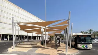 "Wenn man lange wartet, wird es unerträglich" - Kritik an neuer Bushaltestelle an Palmas Flughafen