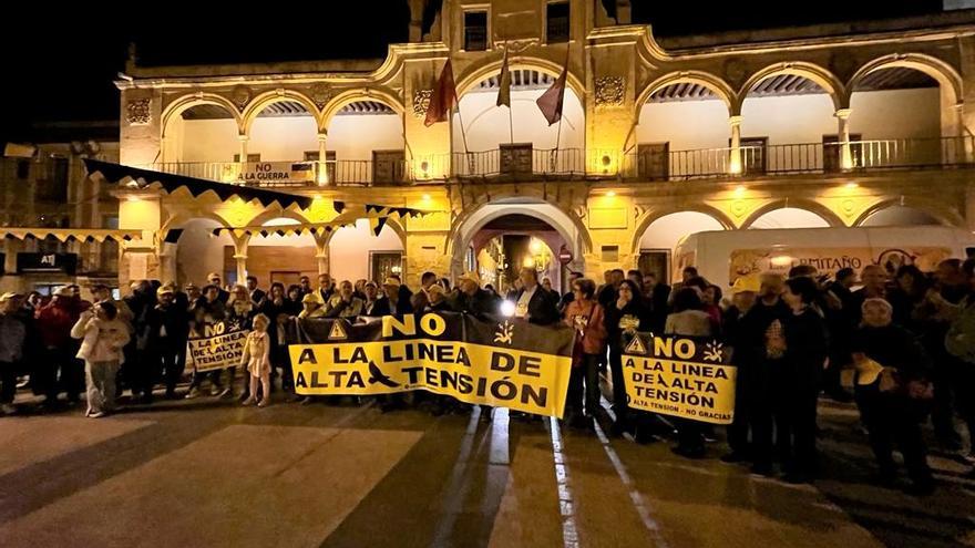 La Plataforma de afectados por la línea de alta tensión Hinojar-Águilas durante la concentración que protagonizaban en la Plaza de España, este jueves.