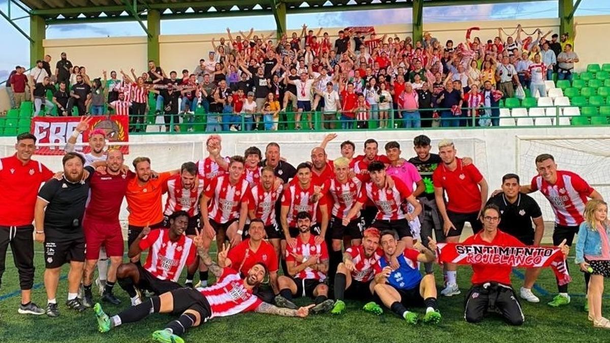 Júbilo final de jugadores y aficionados del Azuaga.