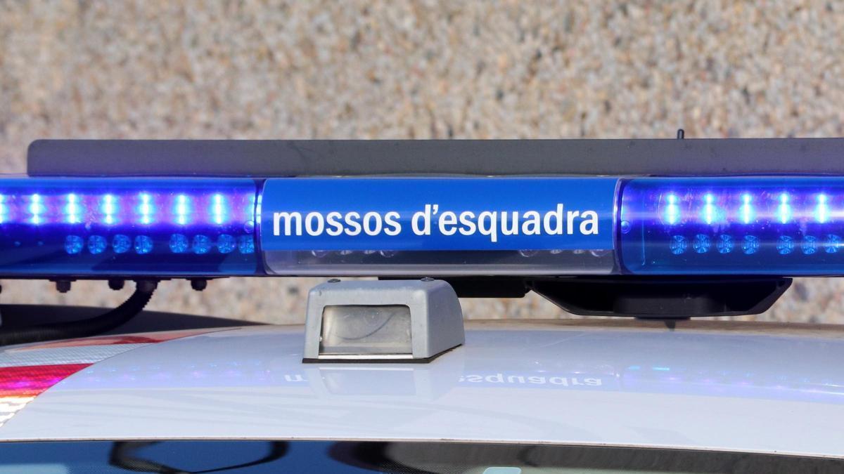 Detall dels senyals lluminosos d'una patrulla dels Mossos d'Esquadra, en una imatge d'arxiu
