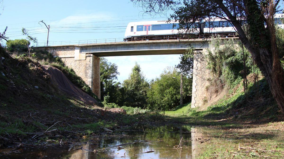 La pasarela por la que actualmente pasa el tren y que cruza el barranco de l'Omet.