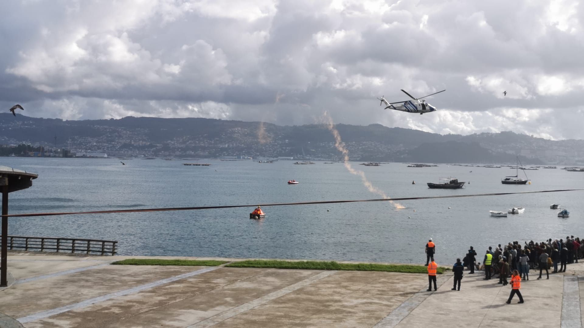 Escenas del simulacro de rescate frente a Moaña.