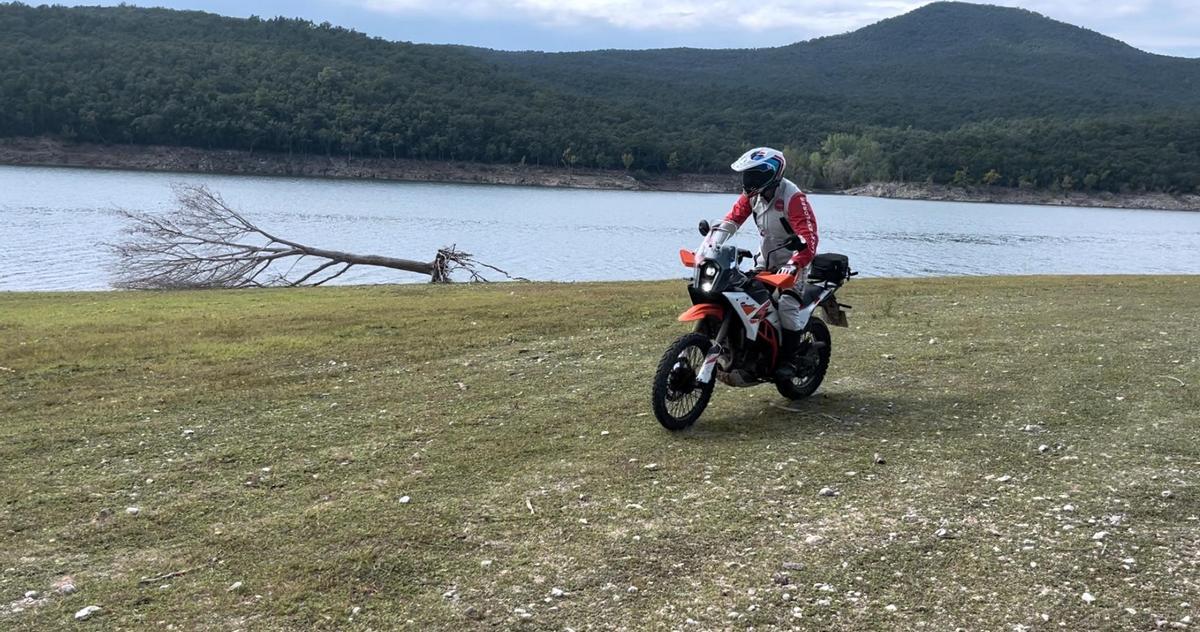 Su motor de 399 cc declara 45 CV, una cifra que permite conducirla con el A2 y que, sobre el terreno, da juego
