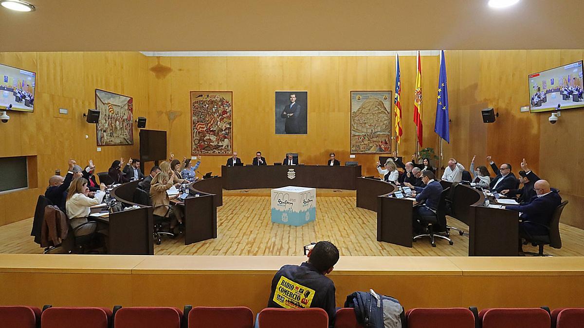 El Pleno acuerda la medalla a un policía que intervino en un intento de suicidio.