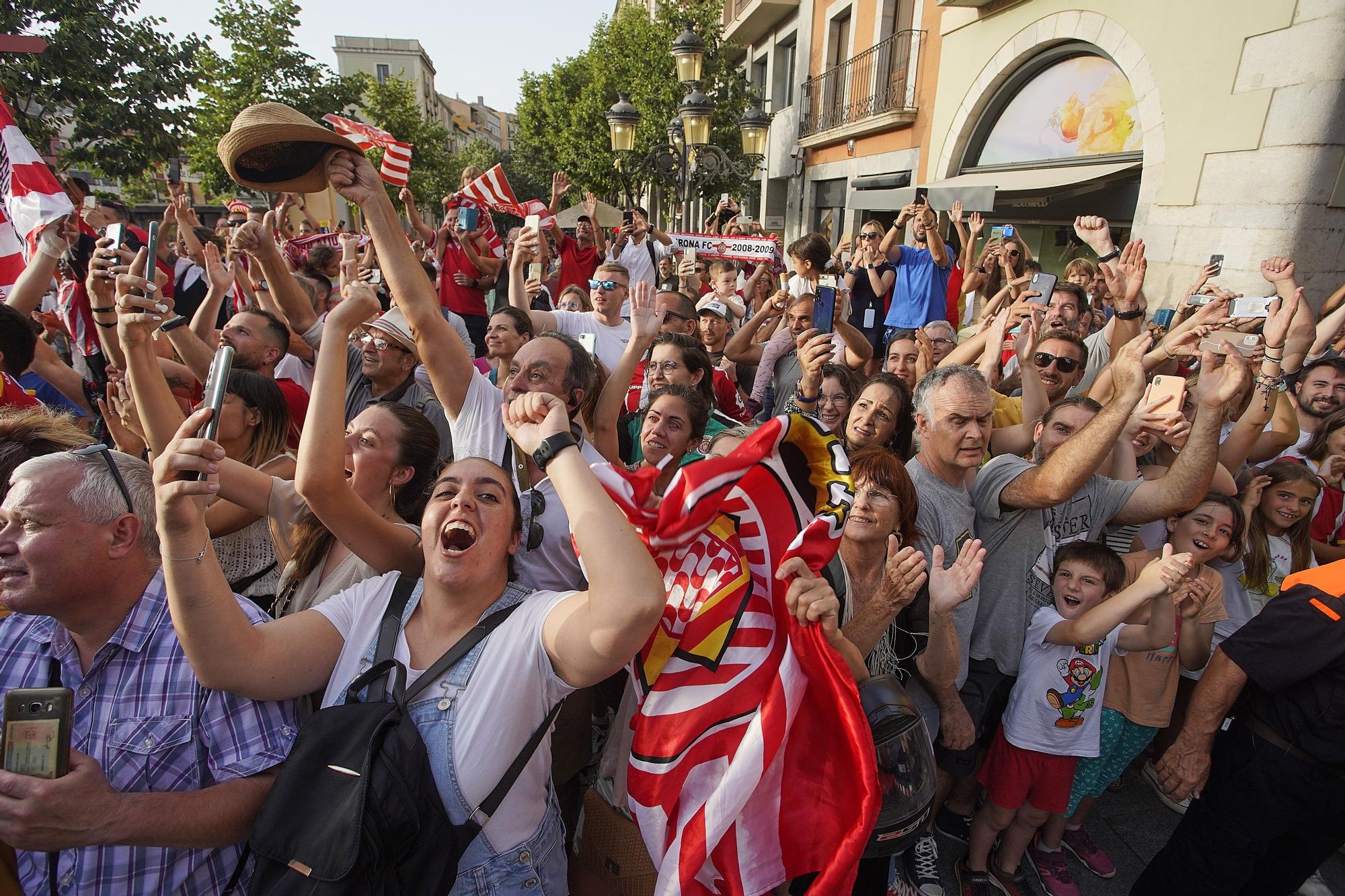 Les millors imatges de la rua de celebració del Girona i el Bàsquet Girona