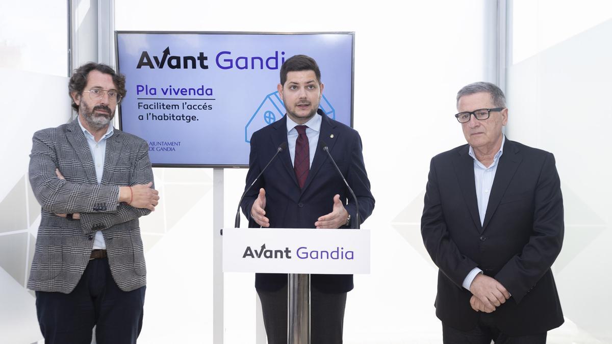 José Manuel Prieto, entre Vicent Mascarell y Salvador Gregori, anuncia el plan ‘Avant Gandia’.