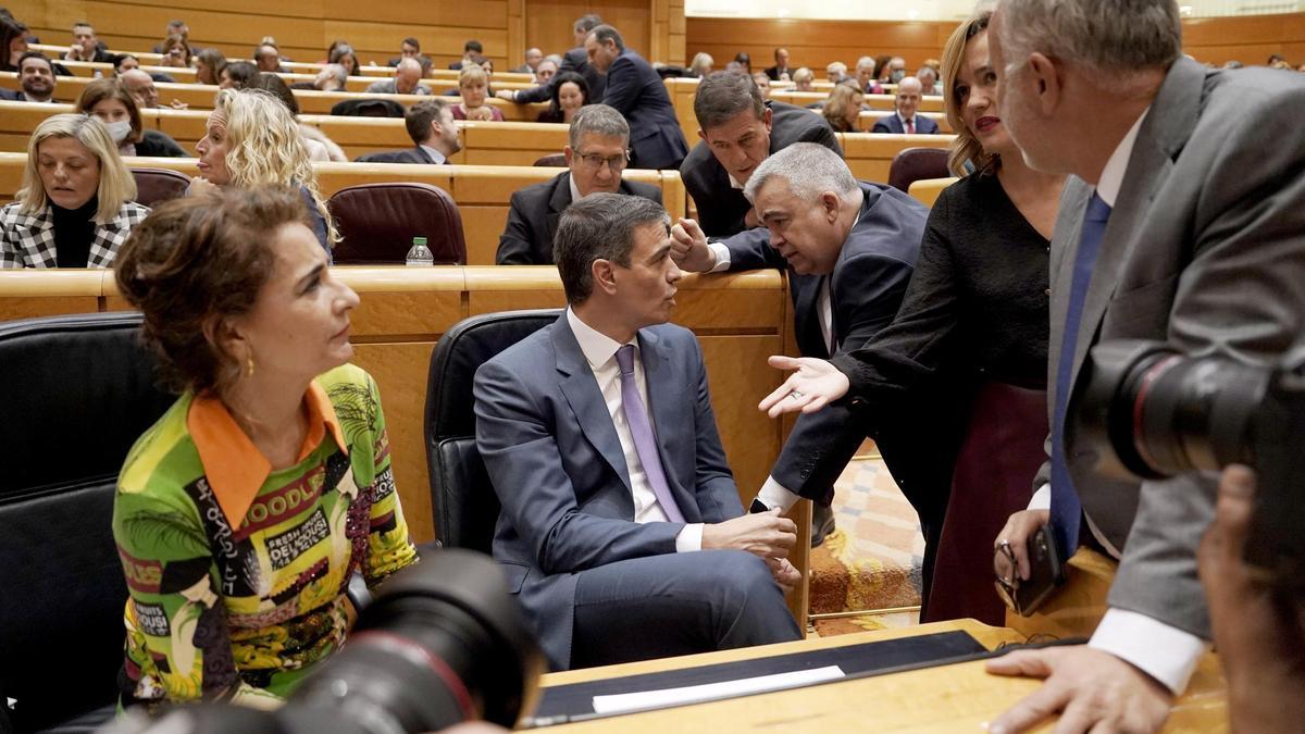 El presidente del Gobierno, Pedro Sánchez, este jueves en el Senado junto a varios miembros del Gobierno y la ejecutiva del PSOE.