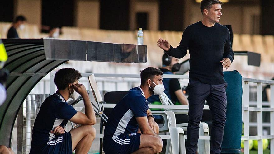 Luis Carrión da instrucciones en un partido en el Cartagonova. | PRENSA FC CARTAGENA