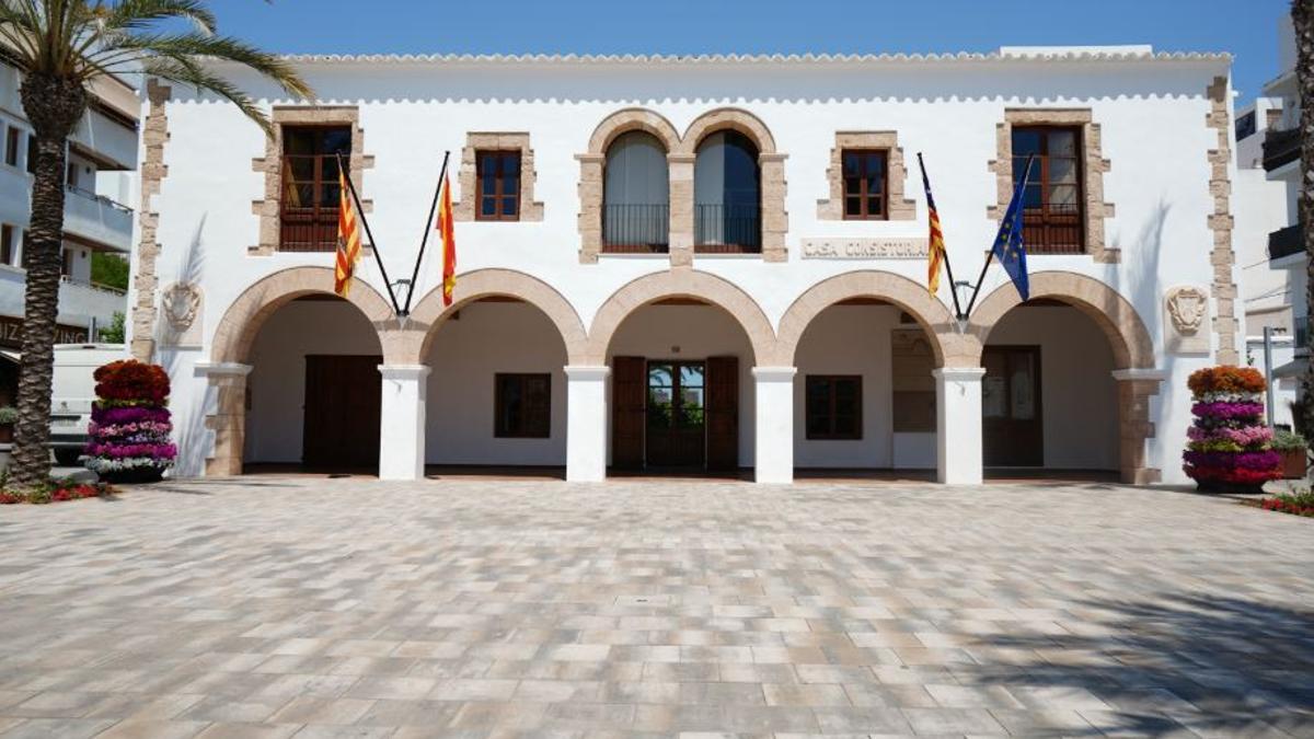 Fachada del Ayuntamiento de Santa Eulària.