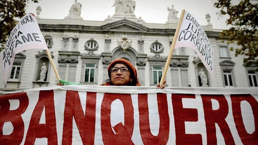 Una de las asistentes a la protesta contra la sentencia del Supremo, ayer, en Madrid.