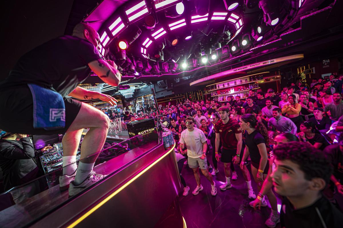 Así es la noche más runner de Barcelona: 900 corredores de marcha (literal) en la discoteca Sutton