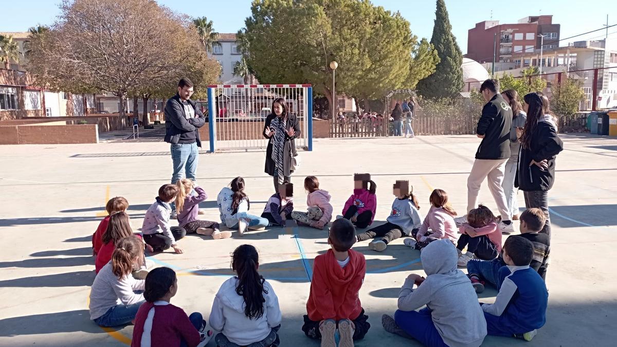 Visita de la alcaldesa a una actividad escolar en Catarroja