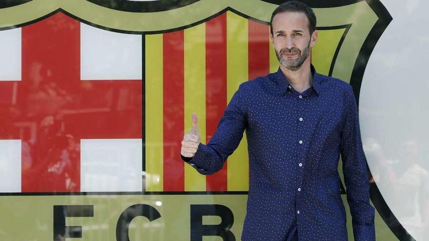 Sito Alonso, en la puerta de las oficinas del Barcelona. // Efe