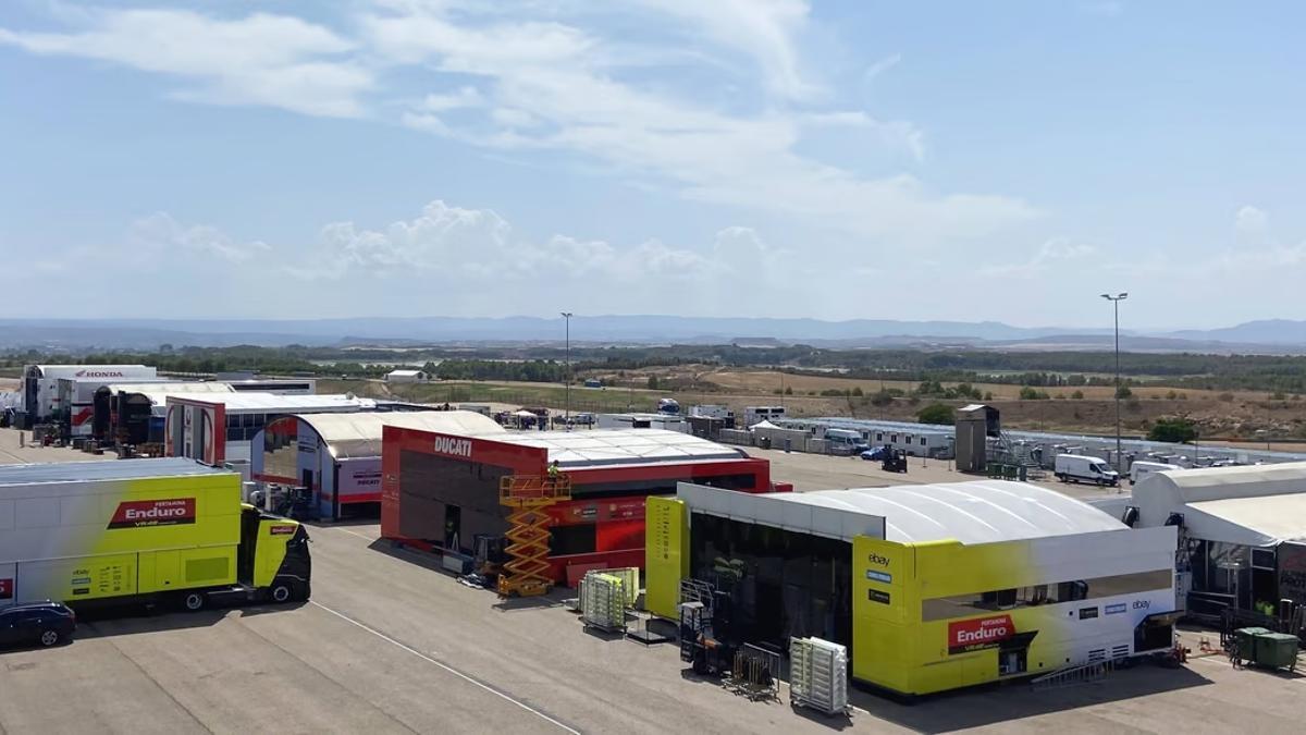 Los equipos instalándose en el paddock de MotorLand