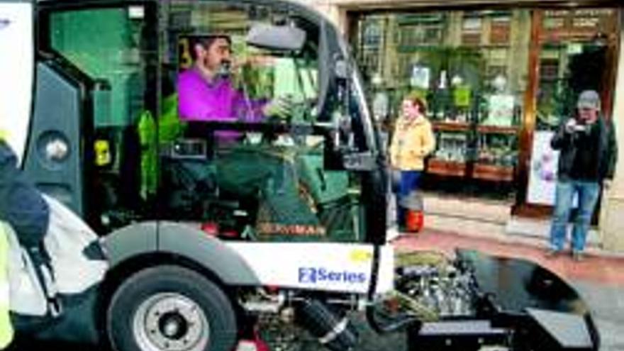 La empresa municipal Servimán invierte 137.000 en una máquina para la limpieza de Lucena