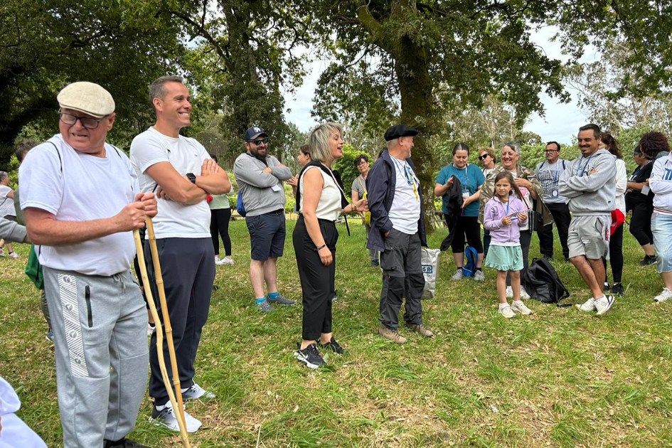 Participantes en la ruta por la Vía Mariana luso-galaica, a su paso por Valga.