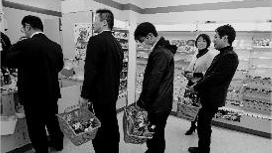 Els japonesos buiden les prestatgeries dels supermercats