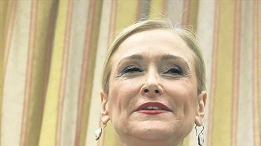 Tormenta política por el supuesto falso máster de Cifuentes