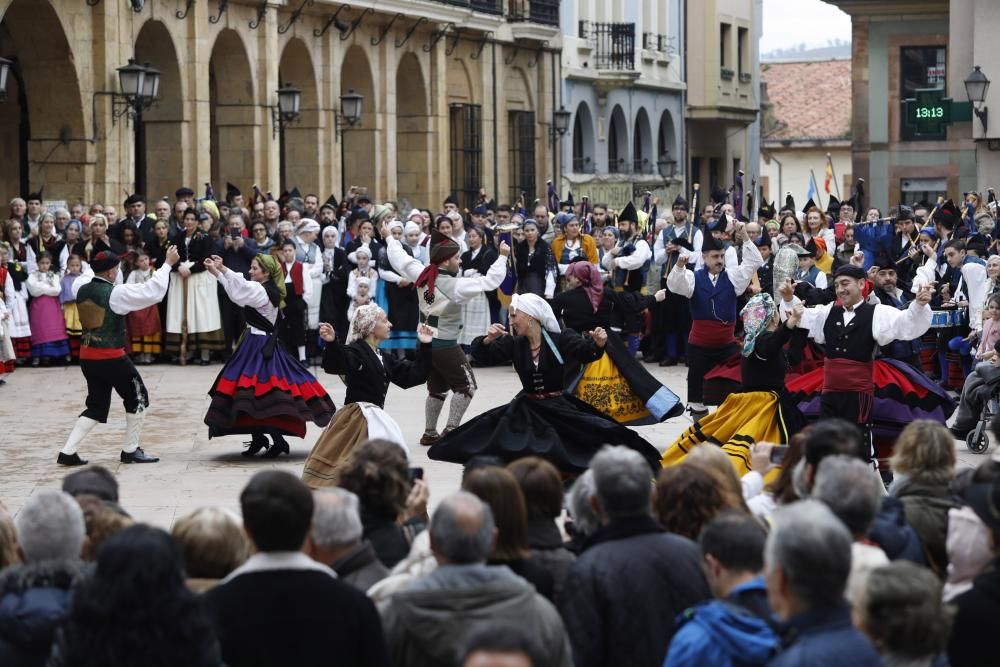 Folclore en la plaza del Ayuntamiento de Oviedo