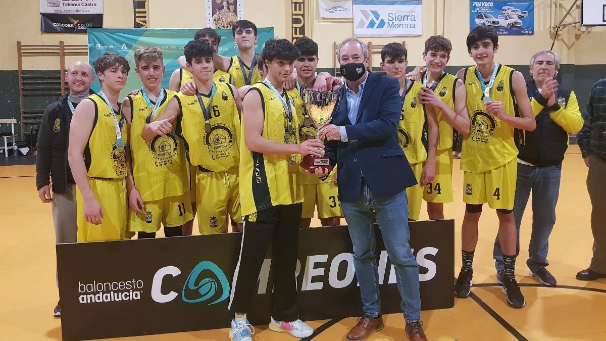 El Carmen cadete recibe el trofeo que le acredita como campeón provincial.