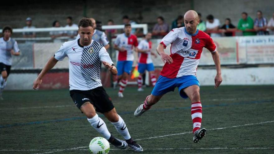 Iván Fernández protege el balón ante la presión del jugador del Llanera Aitor Tornavaca.