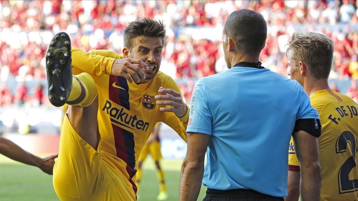 Piqué insiste al colegiado Martínez Munuera que no era penalti.