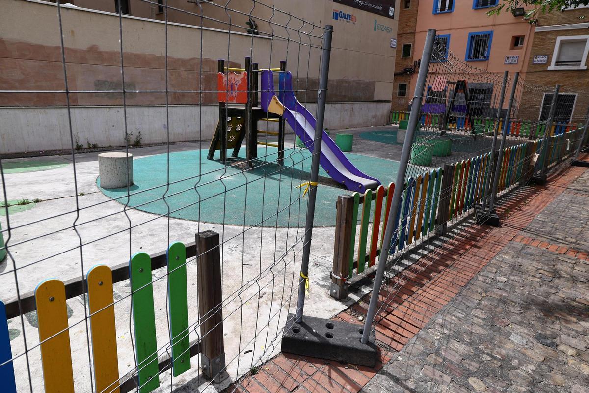 Acceso cerrado a las zonas de juegos infantiles del Arrabal.
