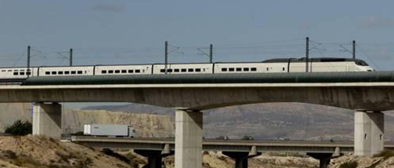 Tren AVE circulando por un viaducto en los alrededores de Alicante.