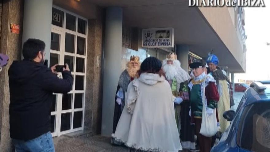 Los Reyes Magos pasean por el barrio ibicenco de es Clot