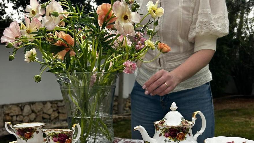 La fiebre de los "eventos Bridgerton" llega a la Marina Alta: té, taller floral y baile en Xàbia