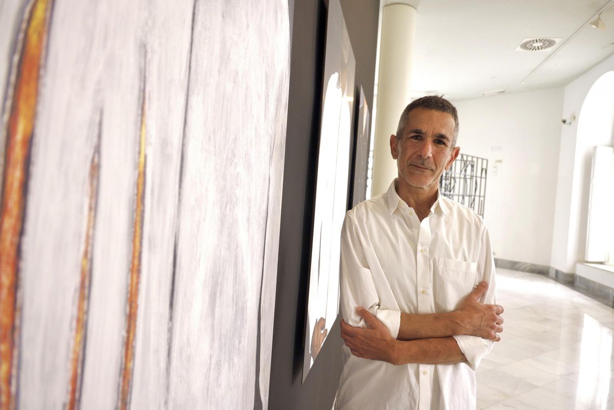 Javier Pividal posa en la sala de exposiciones del Palacio Consistorial.