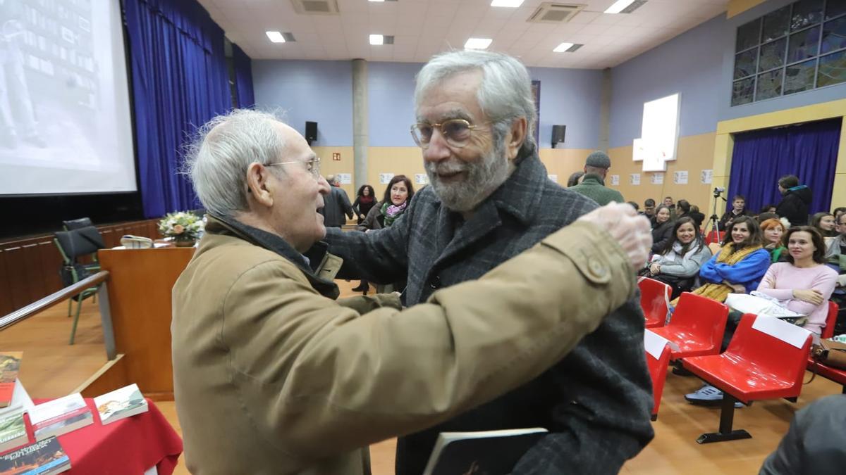 Antonio Muñoz Molina, a su entrada en el salón de actos del IES Averroes.