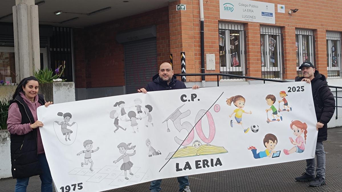 Por la izquierda, María Jesús Gómez, Ignacio Cuesta y Óscar Recio, con la pancarta que ha elaborado el AMPA de La Ería con motivo de su 50 aniversario.