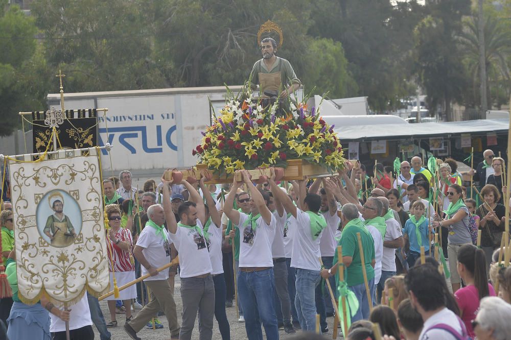 La romería de San Crispín recorre hoy las calles de El Toscar hasta su ermita.