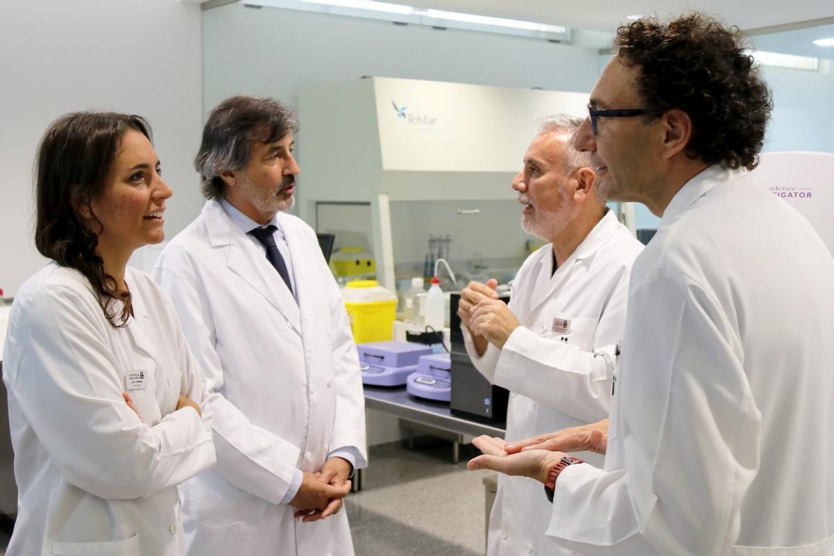 Equipo de investigadores en IA en los laboratorios de genética molecular de Instituto Bernabeu Alicante.
