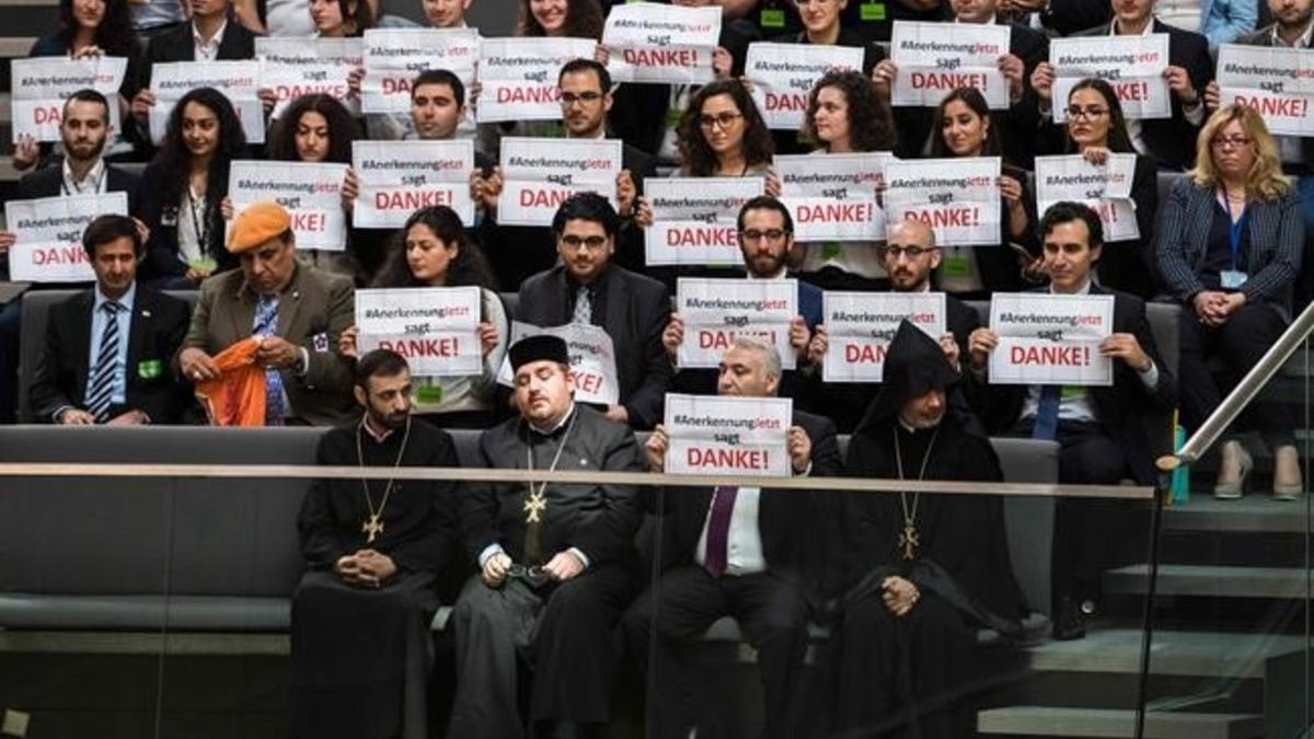 Un grupo de armenios celebra la resolución del Parlamento alemán.