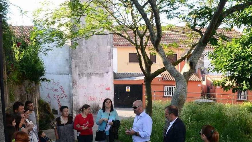 Juncal y sus concejales durante la reunión con los vecinos. // G.N.