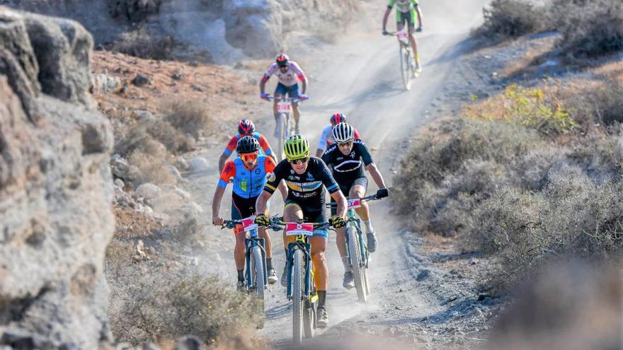 Un grupo de participantes en la pasada edición de la Ultrabike Santa Rosa, durante la etapa. | | LP/DLP