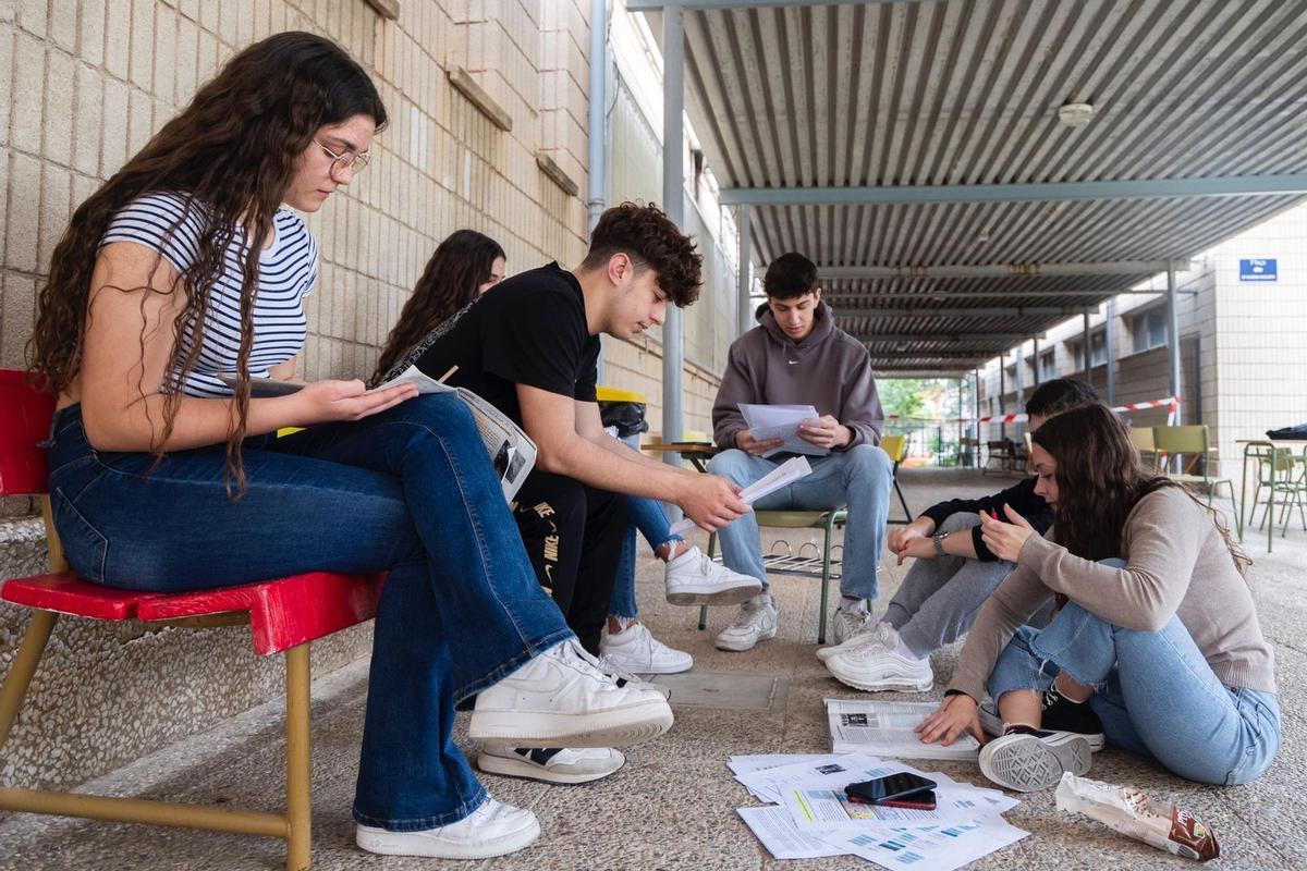 Jóvenes de segundo de Bachillerato estudian antes de un examen de Historia.